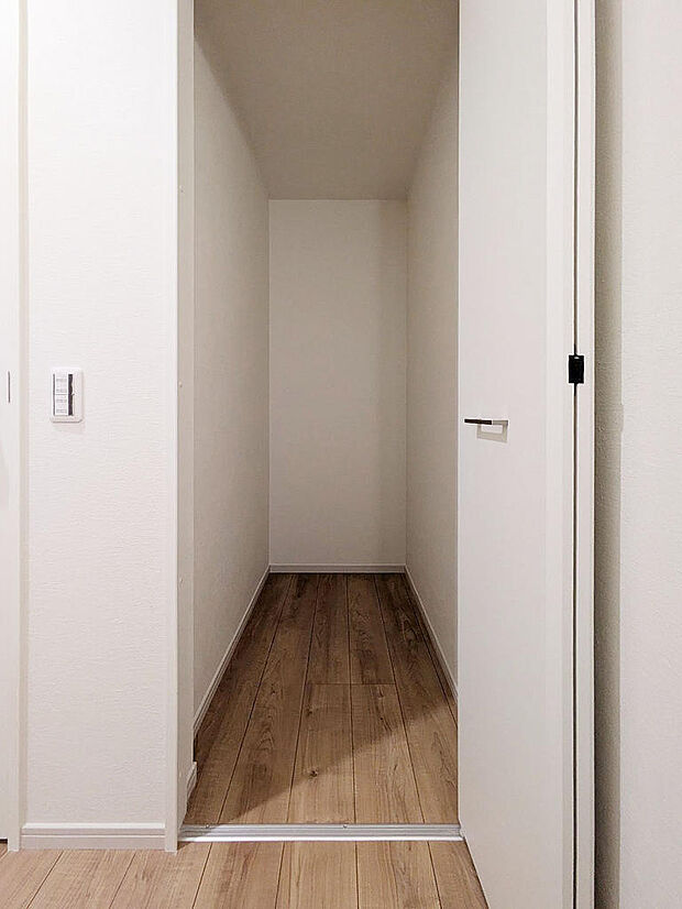 ２階廊下にはうれしい収納