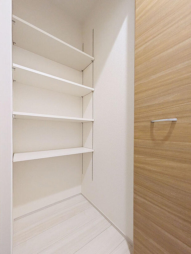 洗面室にもうれしい収納あり。