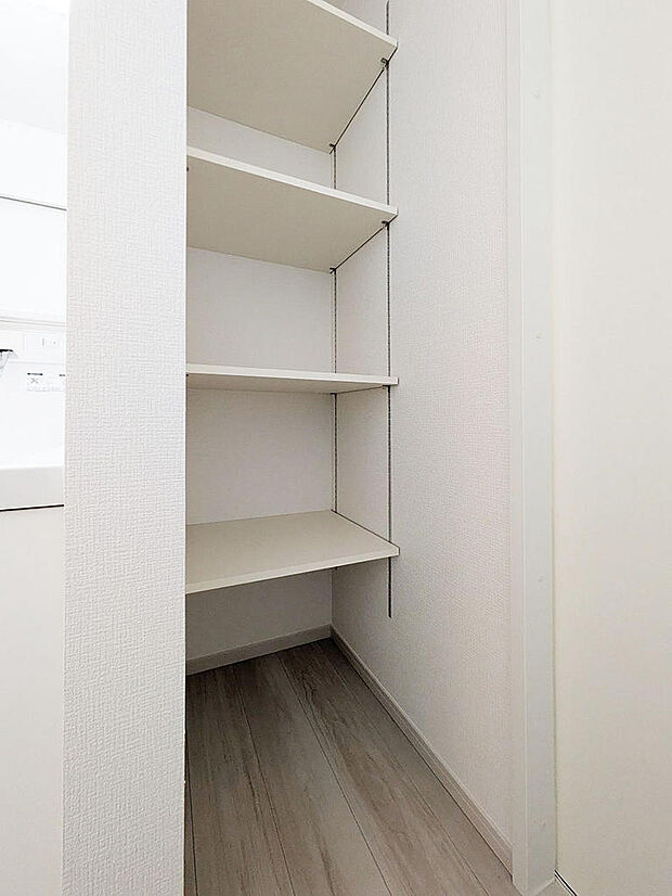 洗面室のはリネン庫を設置