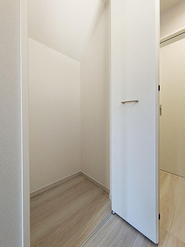 玄関ホールにも収納を設置