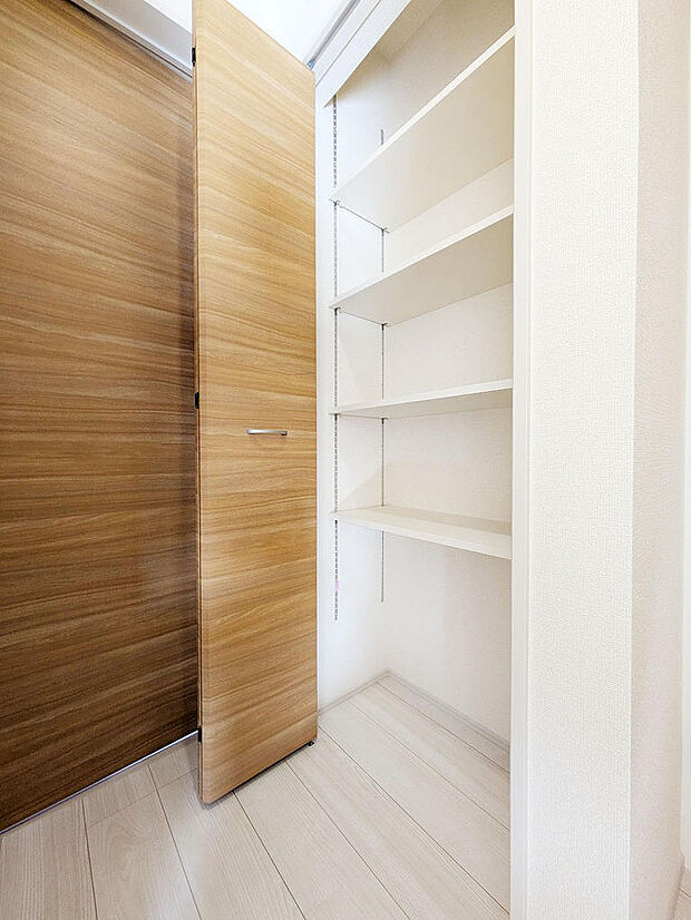 子供部屋への通路にも収納を設置