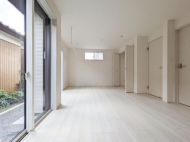 1階の間仕切り対応可能な10.41帖の洋室