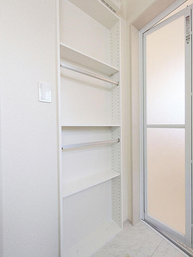 洗面室にはリネン庫としても利用可能な収納を設置