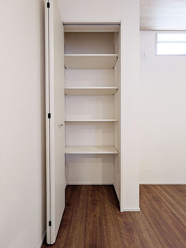 キッチン横にはパントリーとしても利用できる収納庫
