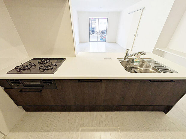 収納豊富なシステムキッチン