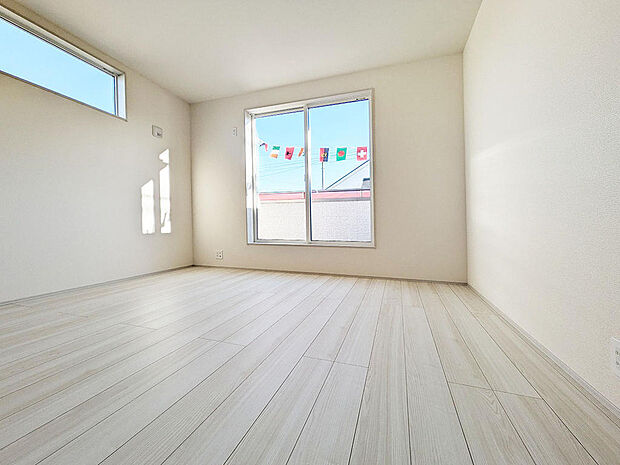 バルコニーに面した7.5帖の寝室