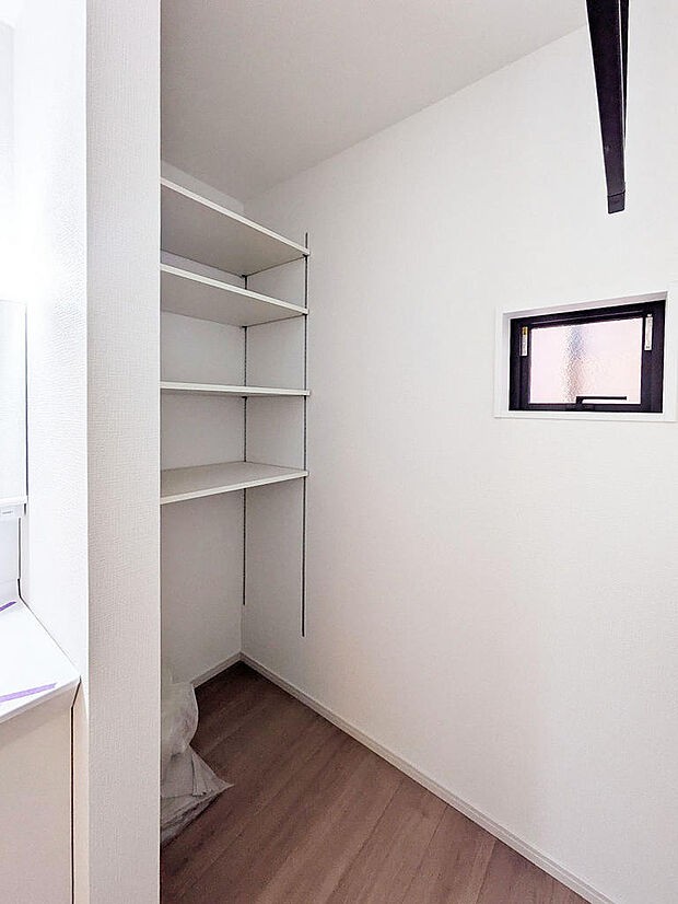 洗面室のリネン庫も設置