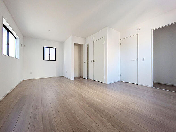 間仕切り対応可能な11帖のの洋室