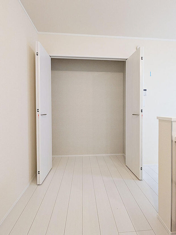 キッチン横には大型のパントリー