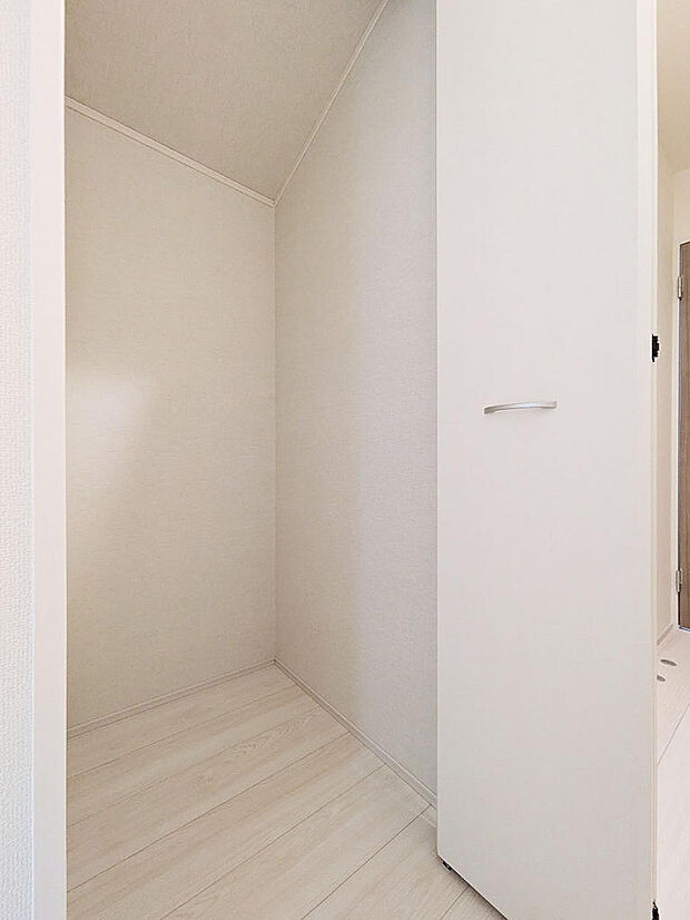 ２階廊下には大型の収納庫を設置