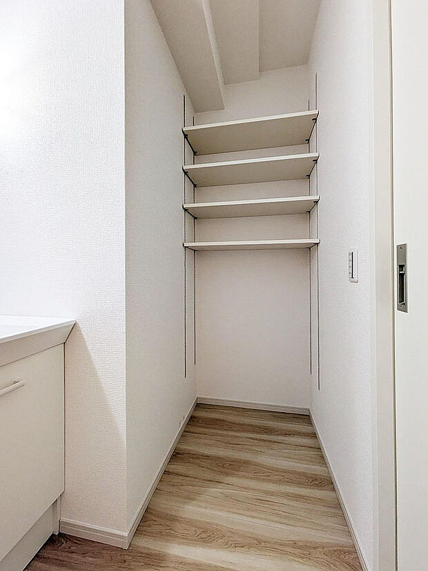 洗面室には便利なリネン庫