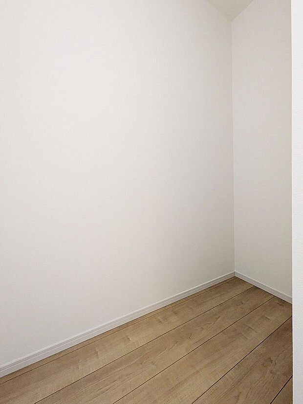 洗面室にはリネン庫としても利用可能なスペースを設置