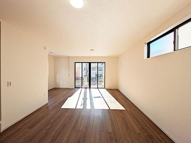 間仕切り対応可能な19.8帖のLDK。床暖房付きで暖かです