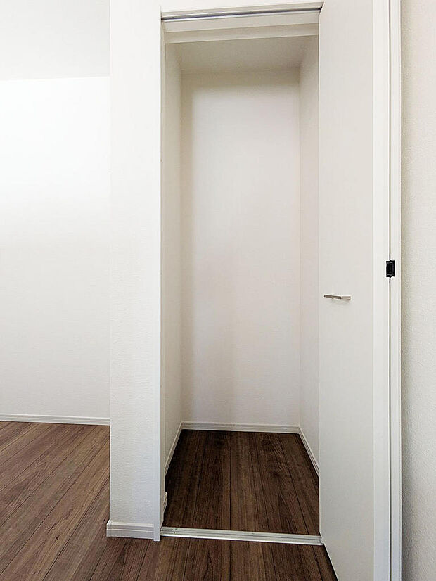 キッチン横にはパントリーとしても利用可能な収納