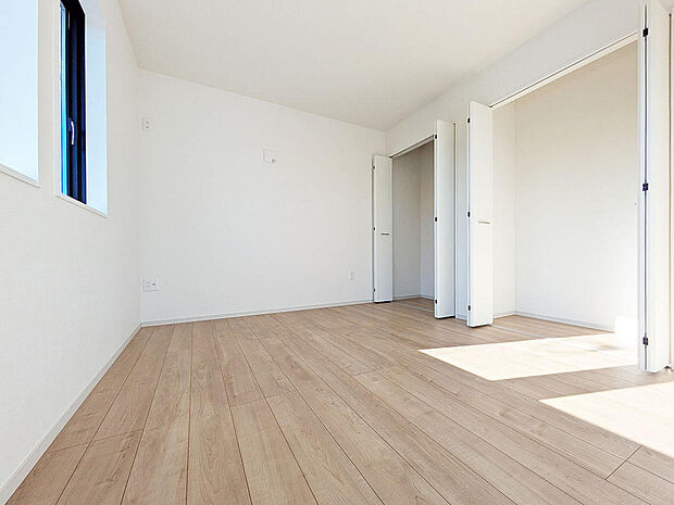 日当たりの良い6.8帖の寝室