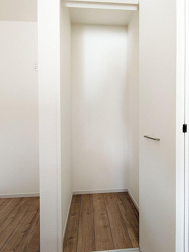 キッチン横にはパントリーとしても利用可能な収納庫を設置