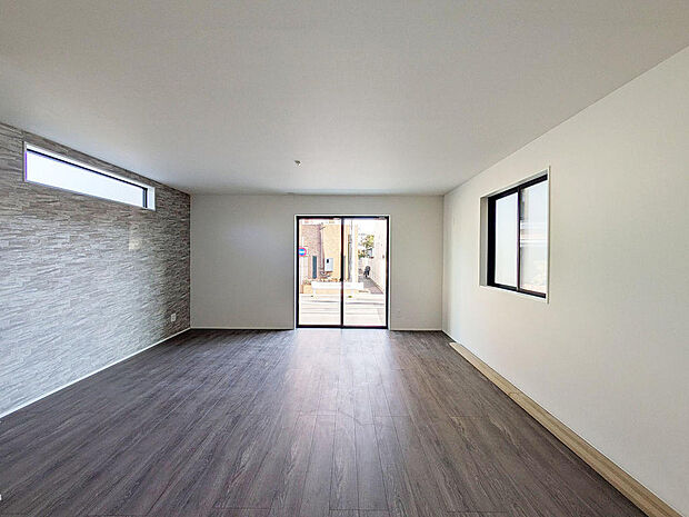 出入り口も2か所設置の18帖のLDK