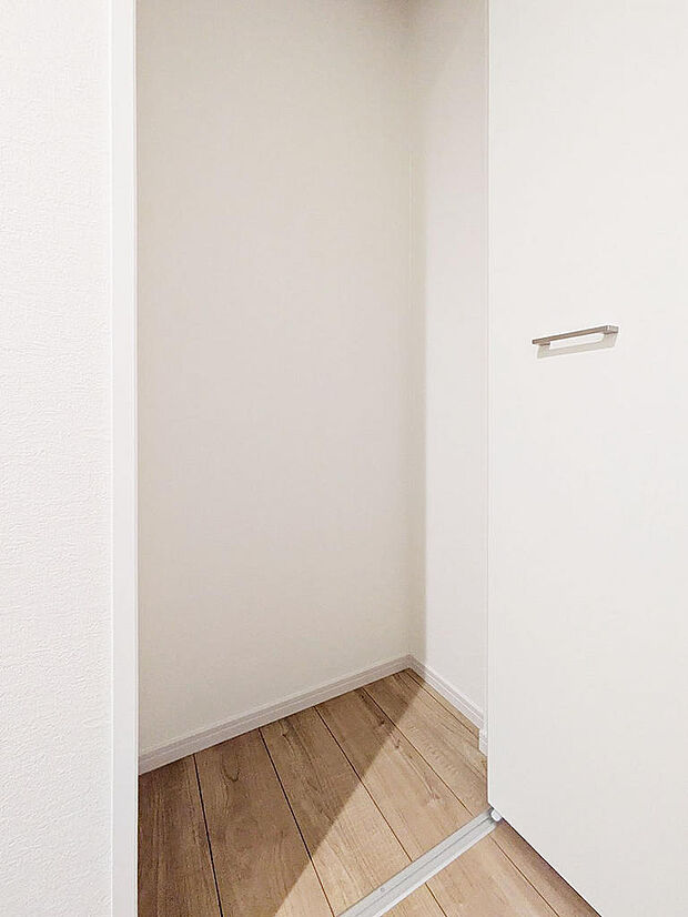 1階廊下の収納スペース