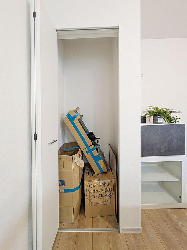 キッチン横にはパントリーとしても利用可能な収納庫