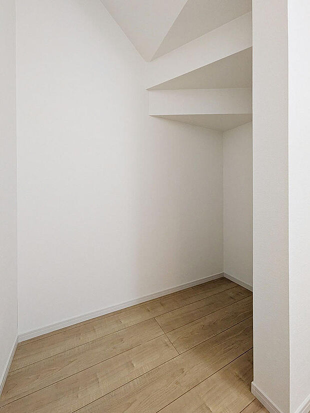 洗面室には階段下を有効活用した収納を設置