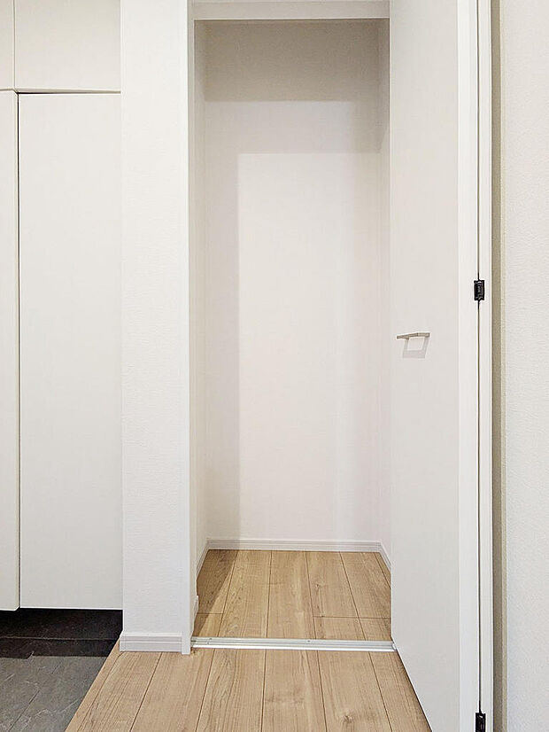 玄関ホールには収納を設置