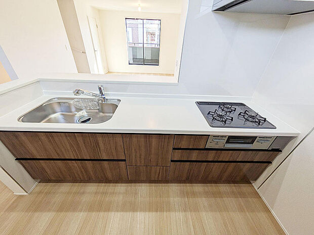 使い勝手の良いシステムキッチン。収納もたっぷりです