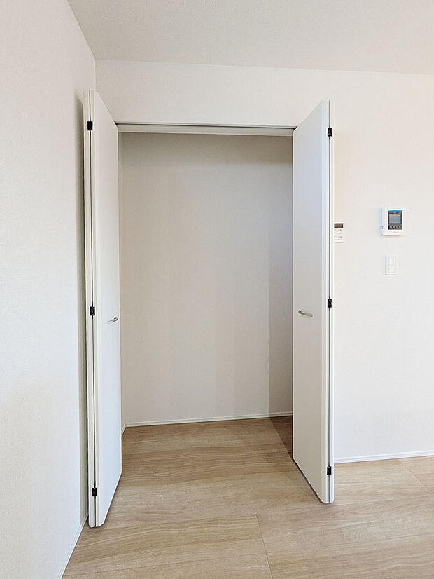 キッチン横にはパントリーとしても利用可能な収納庫