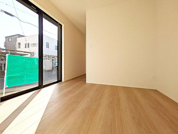 １階4.5帖の洋室。