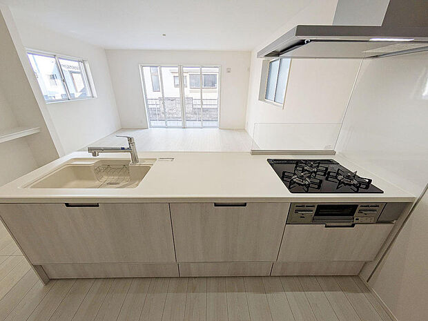 収納豊富で使い勝手の良いシステムキッチン