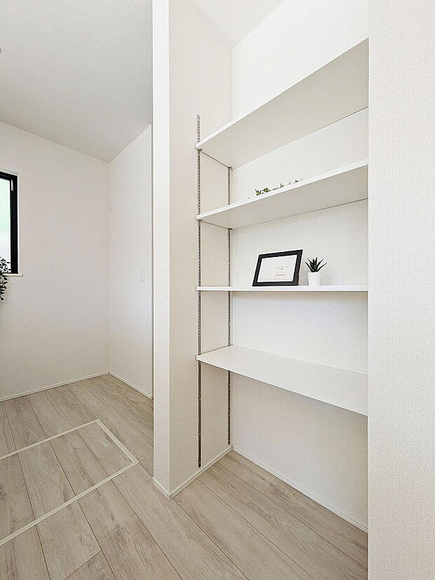 キッチンすぐには便利な可動棚を設置