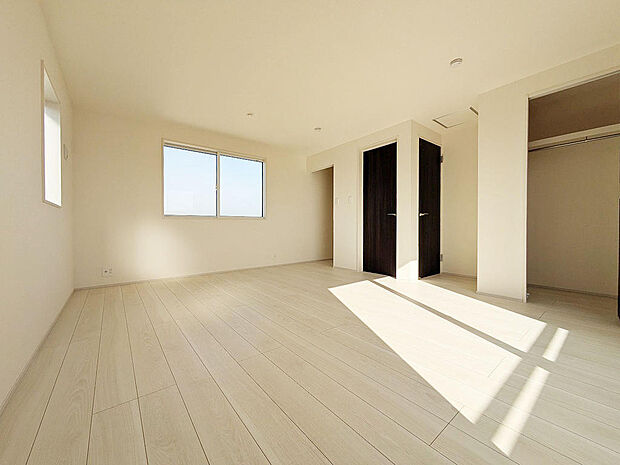 10帖の寝室。将来間仕切り対応も可能です