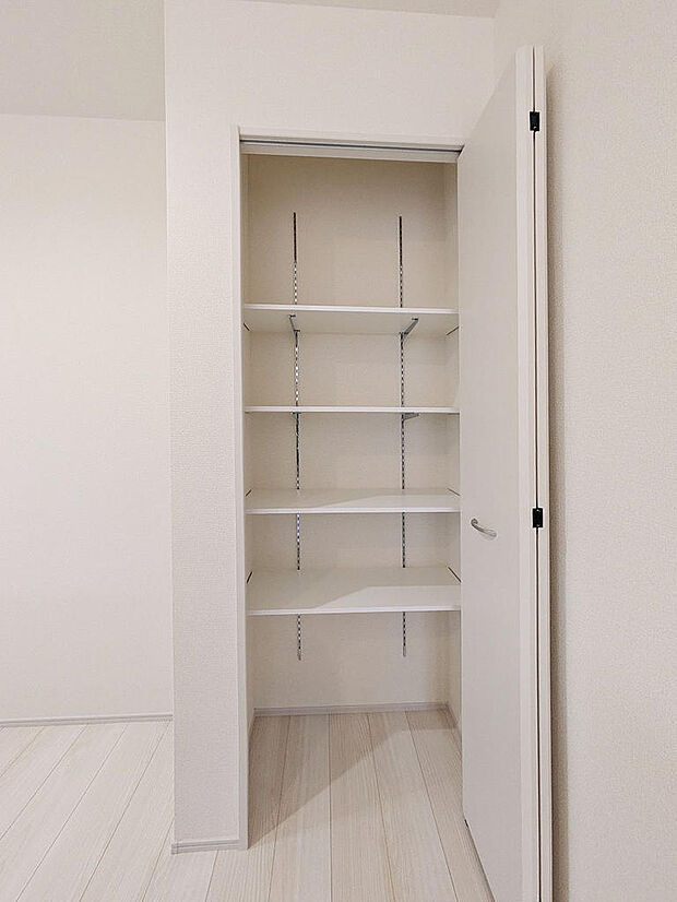 キッチン横には便利なパントリーを設置