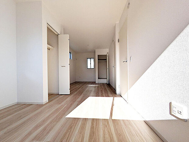 間仕切り対応可能な10.3帖の洋室