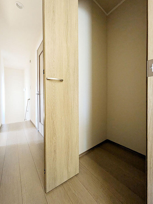 2階廊下には収納庫を設置