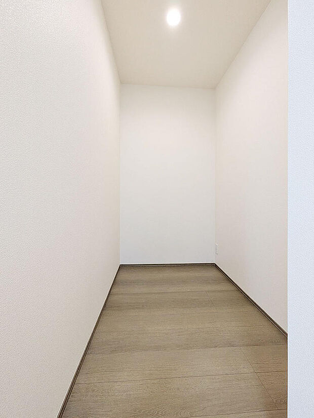 キッチン横には大型の収納を設置し、パントリーとしても利用可能です