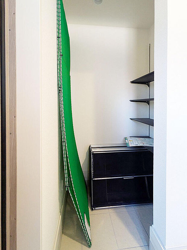 玄関には便利な土間収納