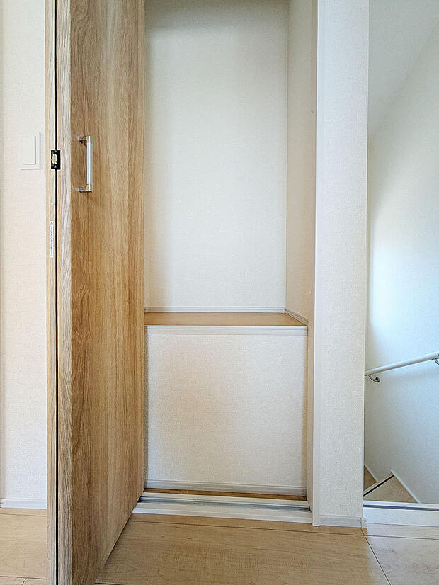 2階廊下のちょっとした収納が便利です