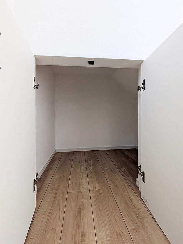 同じエリアに歓談下を有効活用の収納庫