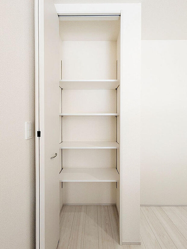 キッチン横にはパントリーとして利用可能な収納あり