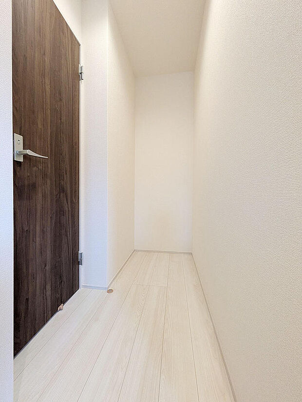 1階廊下には一見デットスペースに見えるがちょっとした物置スペースとして利用できます。