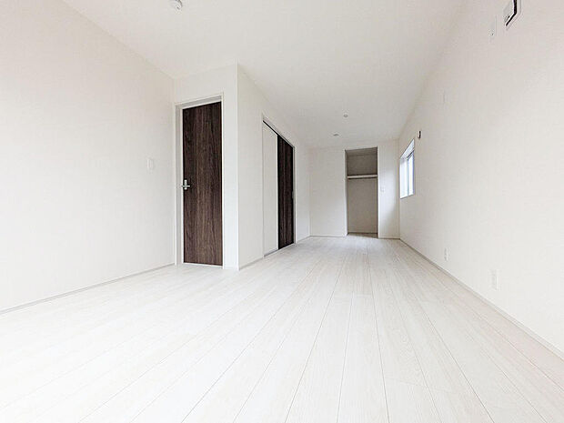 将来間仕切り対応可能な10帖の洋室。WICやCLもしっかり配置