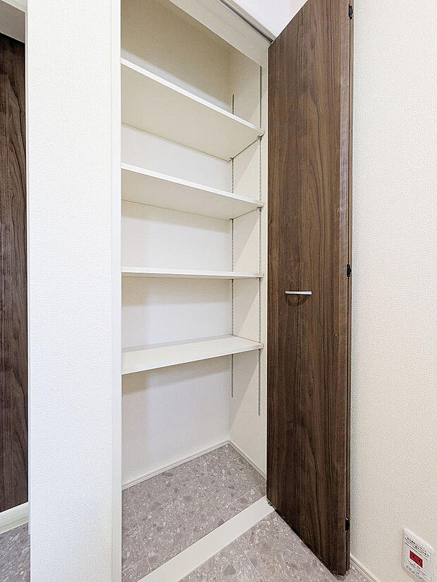 洗面室にはリネン庫としても利用できる収納を設置