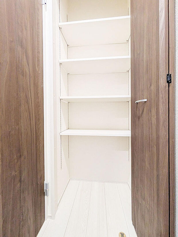 玄関ホールにも収納を配置