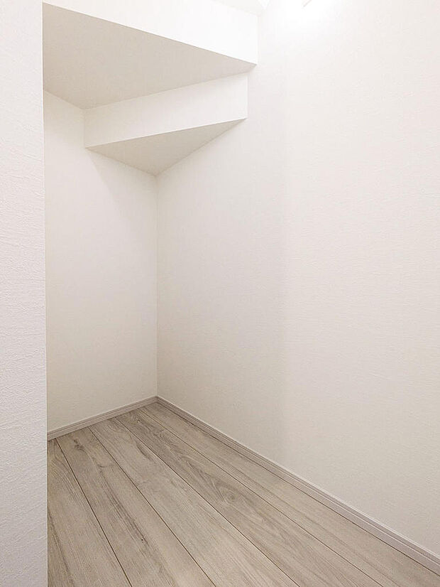 洗面室にはリネン庫としても利用可能な収納スペースあり