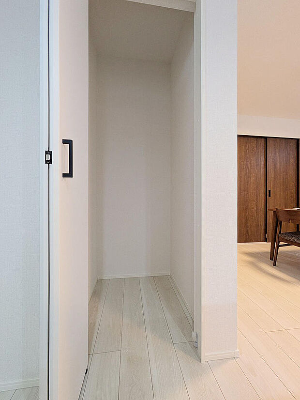 キッチン横にはパントリーとしても利用可能な収納を設置