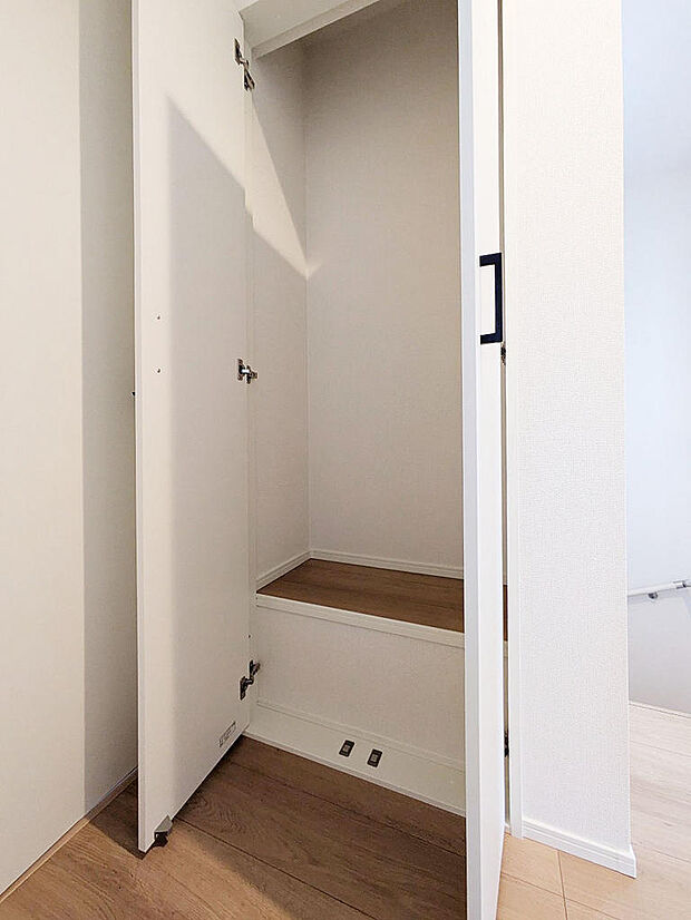 2階廊下には便利な収納を配置