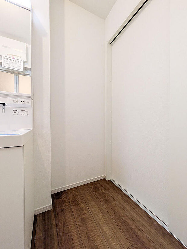 洗面室にはリネン庫としても利用可能なスペースを配置