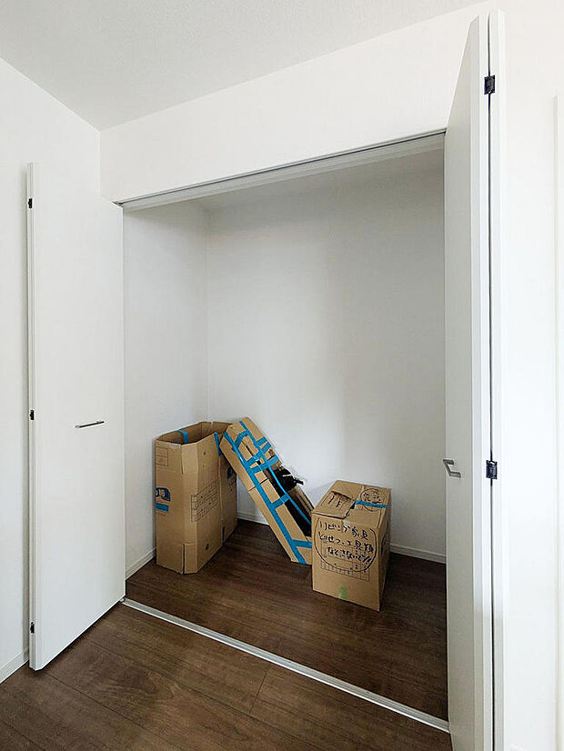 キッチン横には大型の収納庫。もちろんパントリーとしても利用可能です