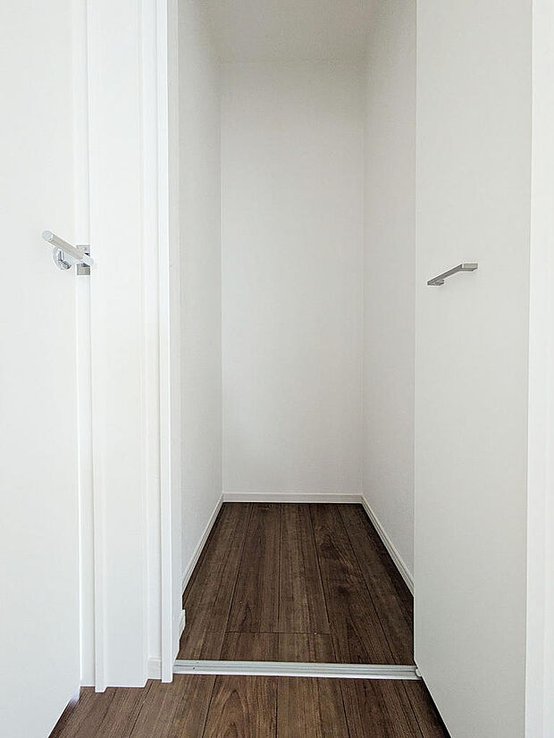 2階廊下にも収納庫を配置