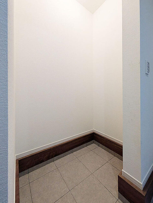 玄関には便利な土間収納を設置